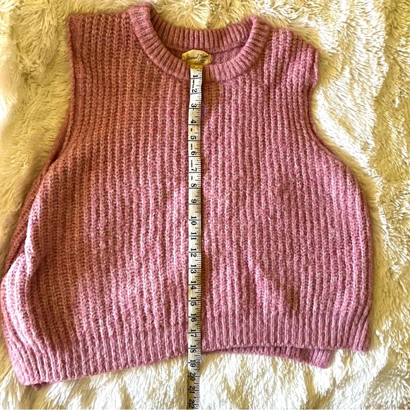 UNIVERSAL THREAD SWEATER VEST - Picture 5 of 6